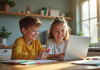 Adolescents souriants utilisant un ordinateur dans une cuisine lumineuse